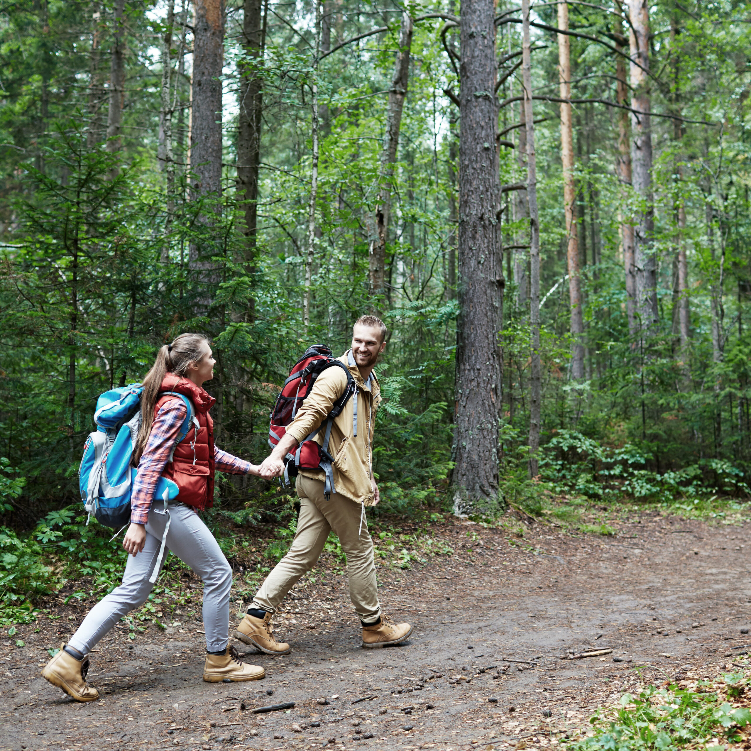 Ein Pärchen wandert durch den Wald